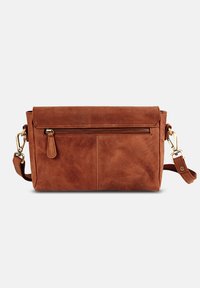 Braune Leder-Crossbody-Tasche mit einer umklappbaren Klappe, einem Reißverschluss-Frontfach und einem verstellbaren Riemen. Glatte Textur mit sichtbaren Nähten.