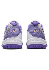 Baskets de sport blanches et violettes avec un design texturé, un motif rayé sur le dessus, et une semelle extérieure violette avec la marque "Flytefoam".