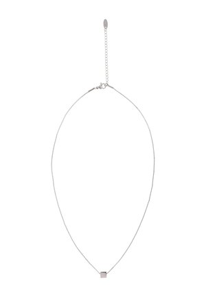 Zarte Halskette aus Silber mit kleinem quadratischem Anhänger und verstellbarem Verlängerungskettchen mit Karabinerverschluss.