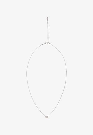 Delikatny srebrny naszyjnik z łańcuszkiem, ozdobiony małym kwadratowym wisiorkiem oraz regulowanym przedłużeniem łańcuszka z zapięciem na klamrę.