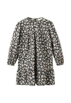 Robe florale avec un fond vert foncé, manches longues, encolure ronde et ourlet en volant à plusieurs niveaux. Elle présente de petites fleurs roses et blanches.