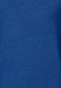 Tissu tricoté bleu avec une texture lisse. Présente une couleur uniforme sans motifs distincts ni détails matériels.