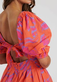 South Beach TWIST FRONT PUFF SLEEVE  - Vestido informal - red