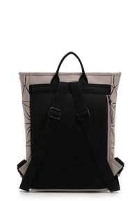 Batoh se světle šedým vrškem a černými síťovanými popruhy. Výrazný geometrický vzor na vršku, boční kapsa na zip a zesílené madlo.