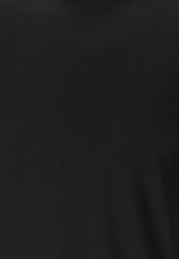 Czarna koszulka z krótkim rękawem wykonana z miękkiej bawełny. Posiada okrągły dekolt i gładką fakturę bez widocznych wzorów lub grafik.