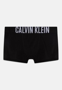 Sorte boksershorts laget av mykt stoff med bred elastisk midjebånd som har "CALVIN KLEIN" i hvit skrift. Flatlock-sømmer fullfører designet.