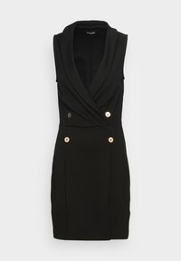 Robe noire sans manches avec un large col à revers et quatre boutons dorés, longueur genou, silhouette ajustée.