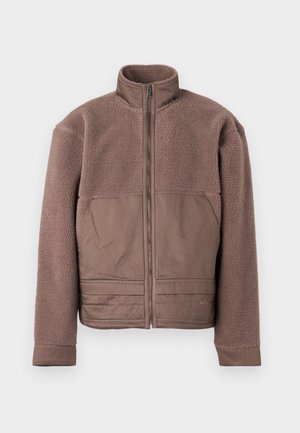 Braune Fleecejacke mit vollem Frontreißverschluss, hohem Kragen und glatten Stoffpaneelen auf der Brust und der unteren Vorderseite.