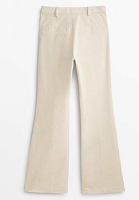 Pantalon évasé en velours côtelé beige avec deux poches passepoilées à l'arrière et des passants pour ceinture, présenté à plat sur un fond blanc.
