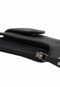 Zwarte leren portemonnee met ritssluiting, zachte textuur en een zijriem. Voorzien van meerdere kaarthouders en een klep met drukknoopsluiting.