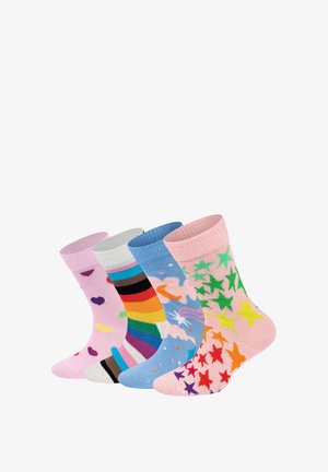 Quatre paires de chaussettes colorées exposées côte à côte : roses avec des cœurs, rayures arc-en-ciel, bleues avec des étoiles et pastel rose avec des étoiles multicolores.