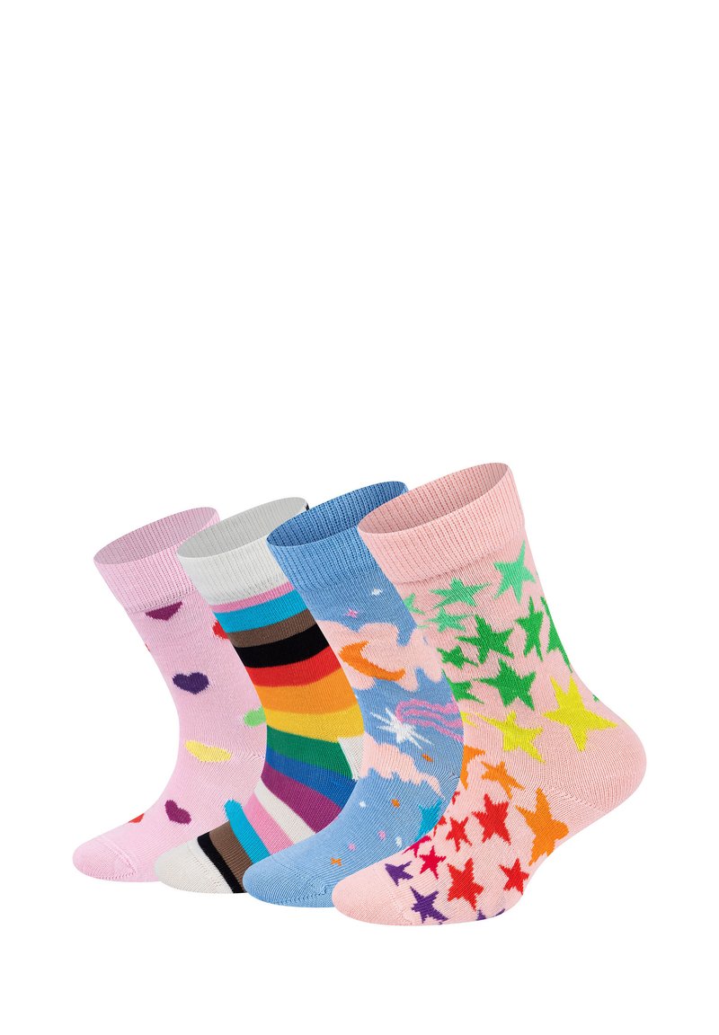 Fire par farverige sokker præsenteret side om side: pink med hjerter, regnbue striber, blå med stjerner og pastellpink med multicolor stjerner.