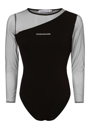 Czarny asymetryczny body z przezroczystymi długimi rękawami i górną częścią klatki piersiowej, z białym logo Calvin Klein Jeans z przodu.