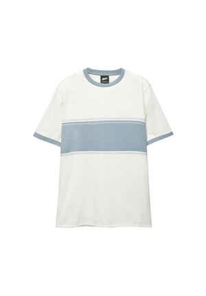 Weiße Baumwoll-T-Shirt mit einem blauen horizontalen Streifen über der Brust. Kurze Ärmel und Rundhalsausschnitt. Weicher Stoff, lässiges Design.