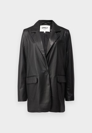 Blazer din piele neagră cu rever tăiat, închidere cu un singur nasture, buzunare frontale și o textură netedă. Etichetă vizibilă în interior cu inscripția "ONLY".