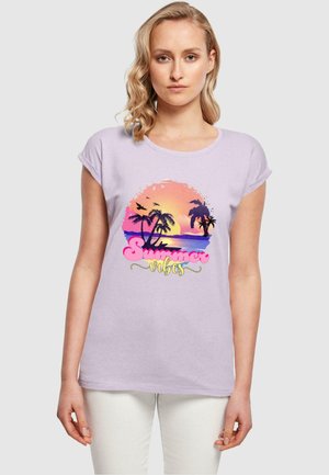 Lila T-Shirt mit kurzen Ärmeln, das ein Sonnenuntergangsdesign mit Palmen und dem Text "Summer Vibes" in Pink und Gelb zeigt, aus Baumwollstoff.