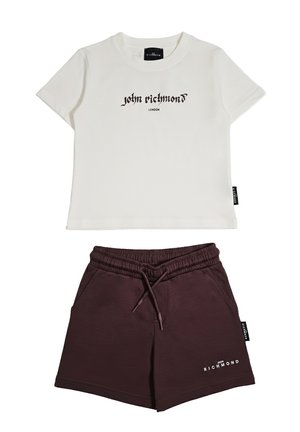 Camicia bianca a maniche corte con la scritta "john richmond LONDON" e pantaloncini a vita elastica marrone scuro con coulisse e tasche laterali.