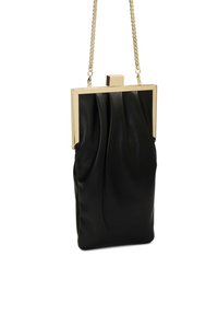 Juodas odinis vakarinis rankinukas su raukšlėtu dizainu, baigtas auksinės spalvos stačiakampiu rėmu ir grandinėlės dirželiu nešimui.