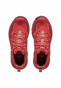 Zapatillas deportivas rojas con una parte superior de malla, puntera reforzada y cordones planos. Incluyen detalles reflectantes y un collar acolchado para mayor comodidad.
