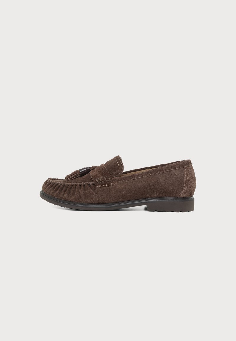 Mocassin en daim marron avec détail pompon, semelle en caoutchouc plate et design du bout moc cousu, montré de côté sur un fond uni.