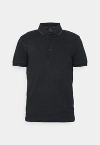 Černé polo tričko vyrobené z bavlny, se dvěma knoflíky vpředu, krátkými rukávy a nenápadným vyšitým logem na hrudi.