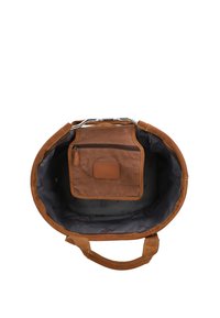 Bruine leren tas met een ronde vorm, zilverkleurige hardware en een binnenzak met rits. Gevoerd met grijze stof met een subtiele print.