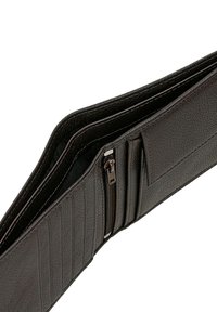 Ciemnobrązowy skórzany portfel o teksturowanym wykończeniu, z licznymi przegródkami na karty, sekcją na zamek oraz eleganckim designem.
