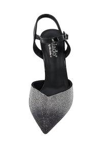 Zapato slingback de charol negro con punta afilada, decorado con un degradado de strass que va del plateado al negro. Correa ajustable en el tobillo.