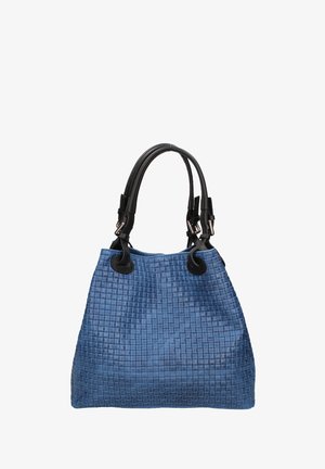 Blauwe geweven handtas met een gestructureerd rattenpatroon, zwarte leren accenten en handvatten, en een ruime rechte vorm.