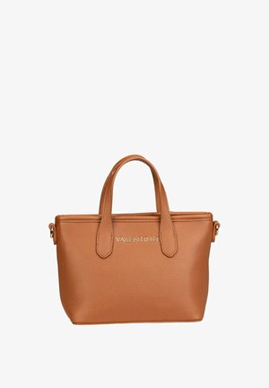 Bruine leren Valentino-handtas met twee bovenhandvatten, gouden logo aan de voorkant, rechthoekige vorm en korrelige textuur.