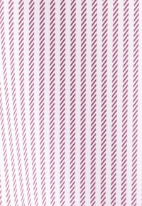 Tissu blanc avec des rayures verticales espacées régulièrement, faites de courtes lignes diagonales bordeaux formant un motif en forme de corde.