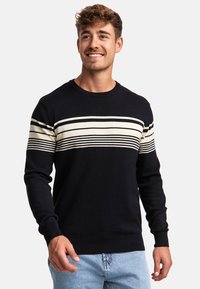 Marineblauer Strickpullover mit cremefarbenen und schwarzen Streifen über der Brust. Mit rundem Halsausschnitt sowie gerippten Bündchen und Saum.