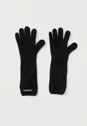 Par de guantes largos de punto acanalado negros con cinco dedos, uno mostrando una etiqueta rectangular blanca con el nombre de la marca.