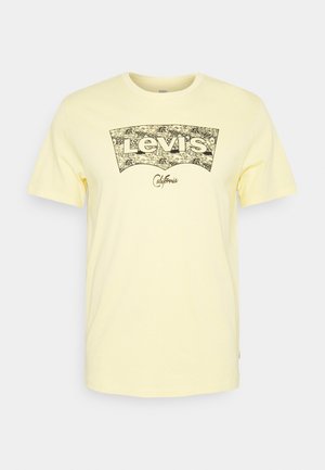 Żółta bawełniana koszulka z nadrukiem czarnego logo Levi's i napisem California w ozdobnej grafice. Krótkie rękawy i klasyczny okrągły dekolt.