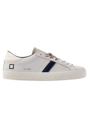 Scarpa da ginnastica bassa bianca con striscia laterale blu navy, lacci rossi e bianchi, suola beige e un piccolo quadrato nero vicino al tallone.