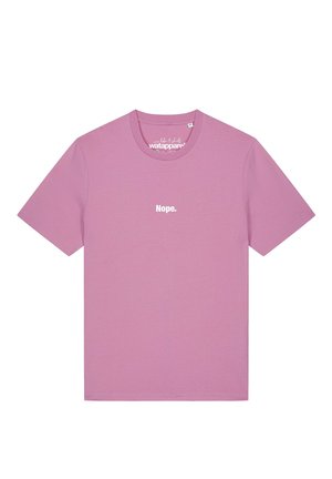 T-shirt rose uni à manches courtes avec col rond et le mot "Nope." imprimé en blanc, centré sur la poitrine.