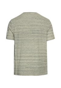 Kortærmet t-shirt i lys grå med horisontale teksturerede striber, der har en rund halsudskæring og blødt, let stof. Vist fra bagside.