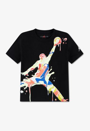 T-shirt noir à manches courtes Jordan avec un motif éclaboussé multicolore représentant un joueur de basket en train de dunker.