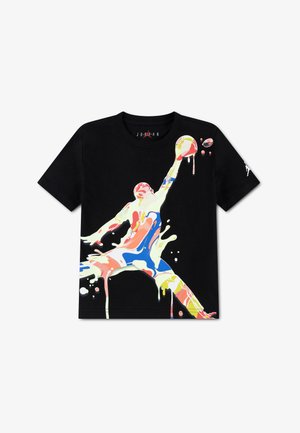 T-shirt noir à manches courtes Jordan avec un motif éclaboussé multicolore représentant un joueur de basket en train de dunker.