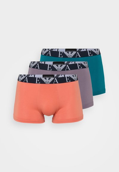 Tri páry boxeriek v koralovej, sivej a tyrkysovej farbe, s elastickým pásom so značkovým logom, hladkým materiálom a priliehavým strihom.