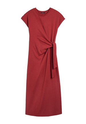Czerwona sukienka do kolan, wykonana z miękkiego materiału. Posiada krótkie rękawki typu cap sleeves oraz wiązanie w talii, które podkreśla sylwetkę.
