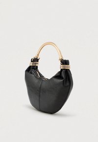 Crna kožna torba s zlatnim teksturiranim ručkom i zatvaračem, sakupljenim detaljima u blizini privitka ručki.