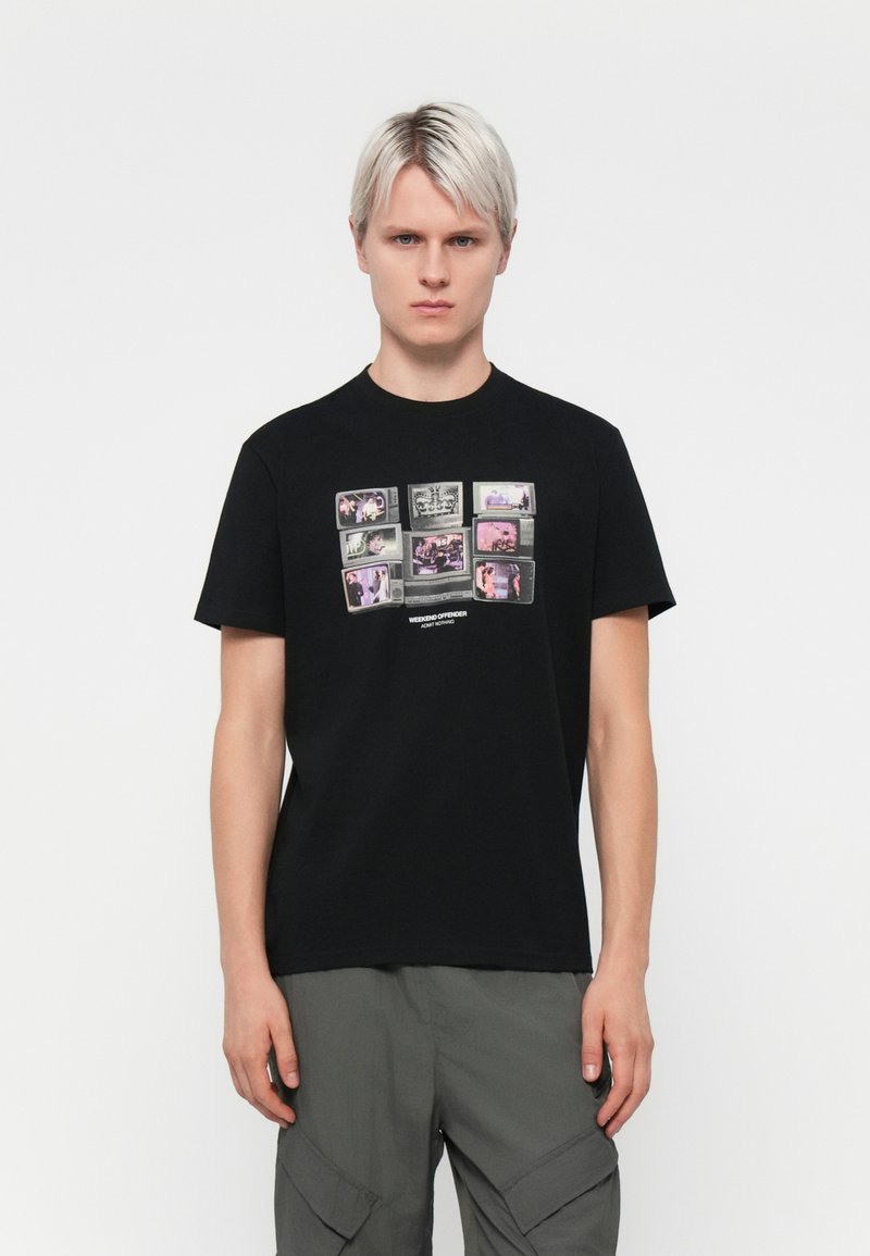 Sort bomulds t-shirt med et grafisk collage af billeder på forsiden i pink og grå nuancer. Rund halsudskæring og korte ærmer.