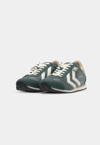 Sneakers verdi e grigi con strisce bianche, punta rotonda, tomaia texturizzata, lacci in contrasto e suola in gomma nera. Logo sul lato.