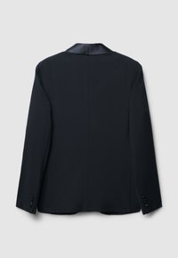 Blazer nero con tessuto liscio e opaco, colletto in raso e dettagli con polsini a tre bottoni. Design semplice e sartoriale senza tasche visibili.