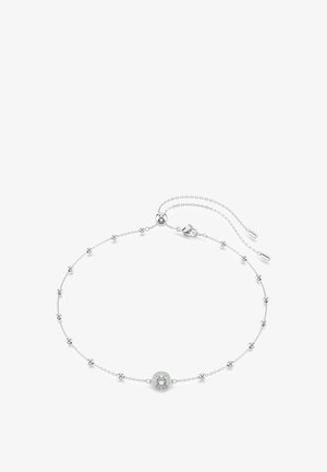Zilveren armband met fijne ketting, kleine ronde kralen, verstelbare sluiting en een centraal rond bedeltje met een heldere edelsteen.