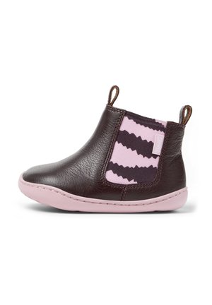 Bottines en cuir marron foncé pour enfants avec semelle rose claire et panneau latéral en élastique, arborant un motif ondulé noir et rose.