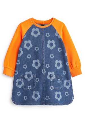 Robe d’enfant avec manches longues orange et corps en denim bleu présentant des motifs floraux bleu clair et des poches avant.