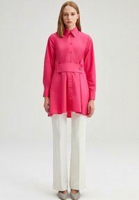 Touché Privé BELTED - Skjortebluser - fuchsia