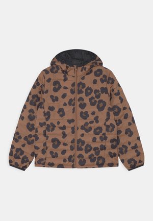 Doudoune marron à capuche avec motif léopard noir et fermeture éclair frontale, posée à plat sur fond blanc.